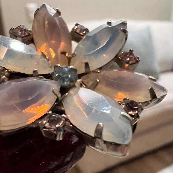 Vintage KRAMER of NY Signed Clip-on Earrings Opaline Pink Blue Flower Design - Picture 6 of 6